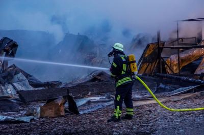 Bondorf: TAGBILDER Grosse Lagerhalle brennt vollstaendig nieder - Grosseinsatz fuer die Feuerwehren